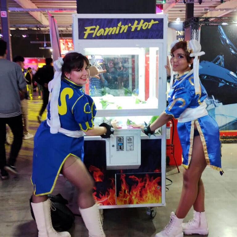Promotrices junto a peluchera personalizada Flamin Hot en evento nocturno