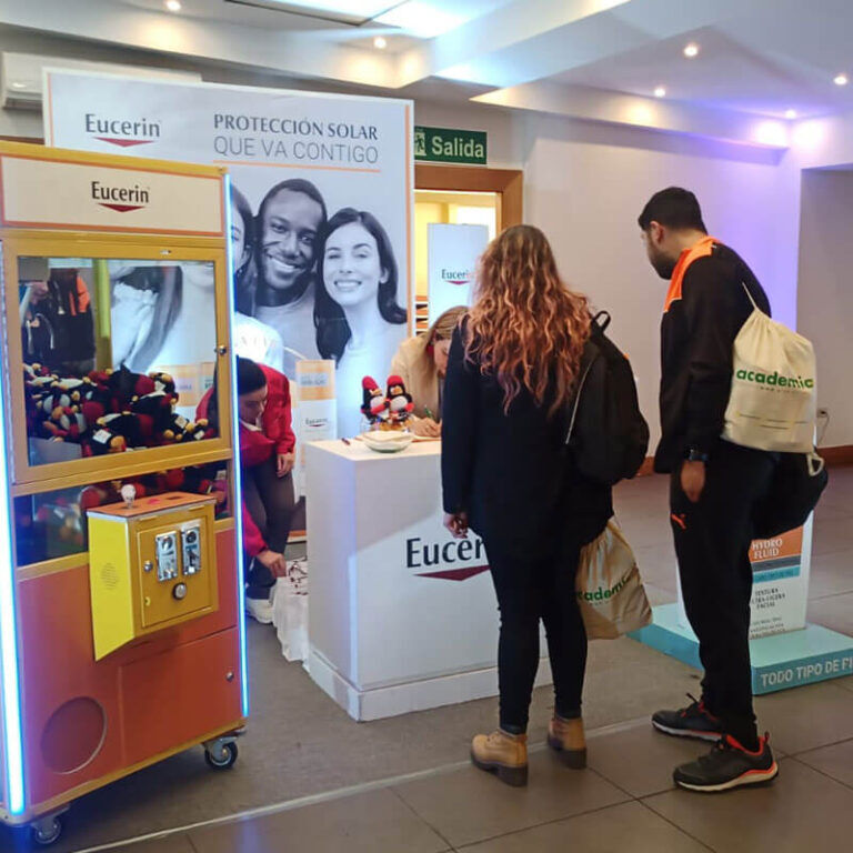 Stand Eucerin con peluchera interactiva y display de productos en evento corporativo