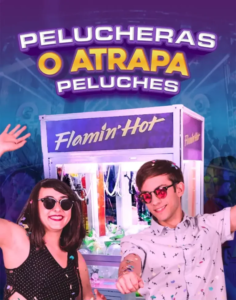 Dos jovenes posando junto a peluchera Flamin Hot personalizada para eventos