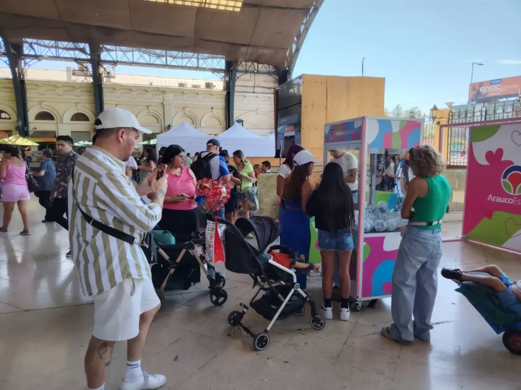Público haciendo fila para jugar en la peluchera personalizada de Arauco Estación