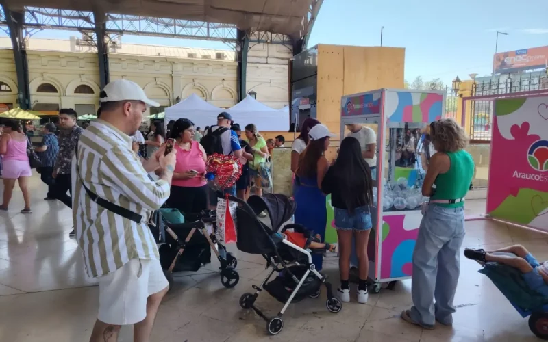 Público haciendo fila para jugar en la peluchera personalizada de Arauco Estación
