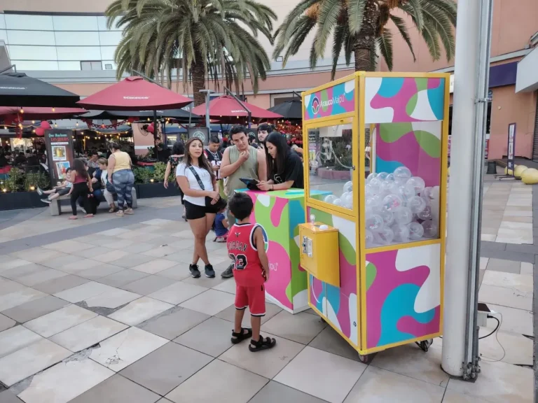 Niño frente a la peluchera colorida de Arauco en el paseo exterior del mall