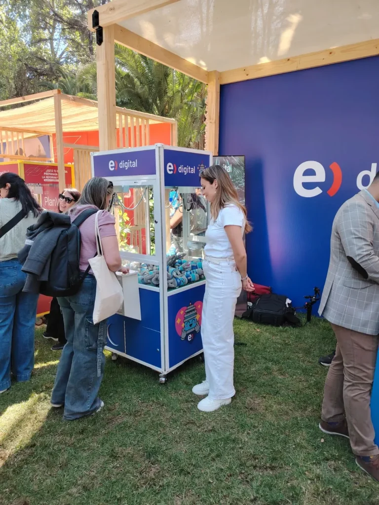 Peluchera Entel Digital en una activación de marca al aire libre con público jugando