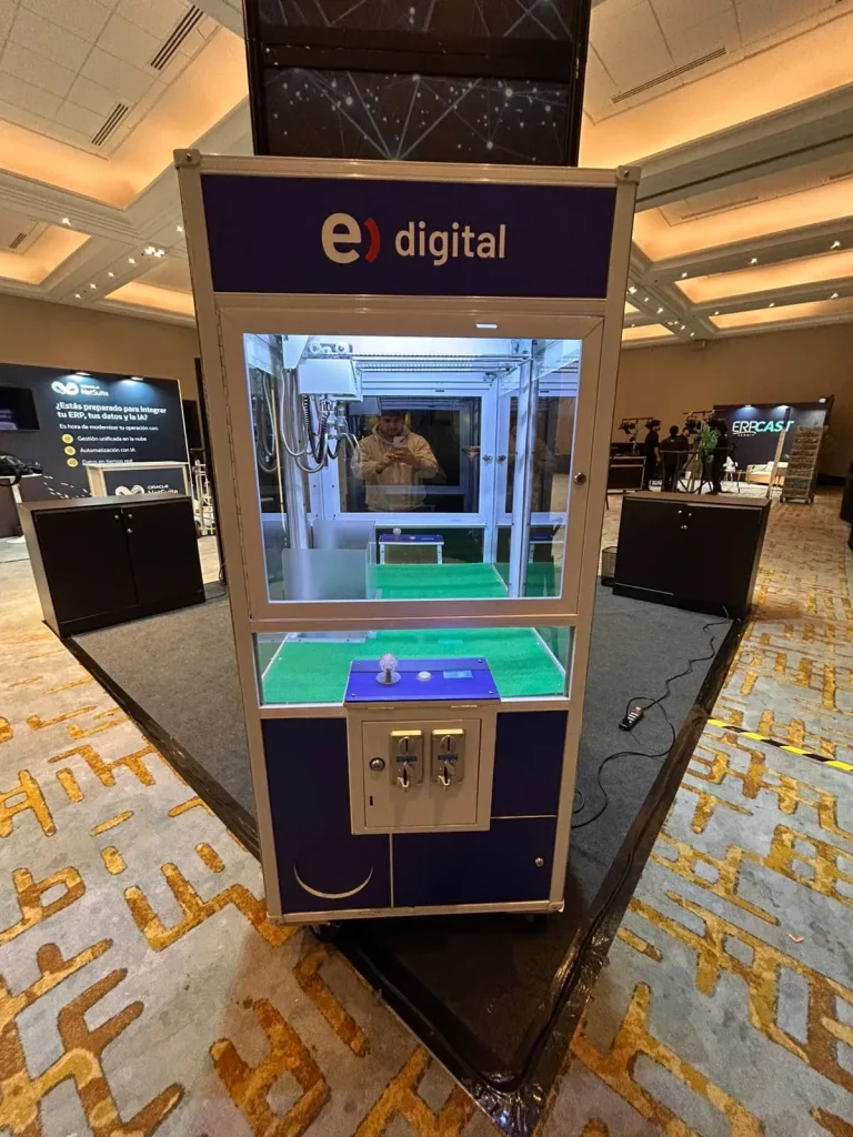 Peluchera Entel Digital instalada en un congreso de tecnología