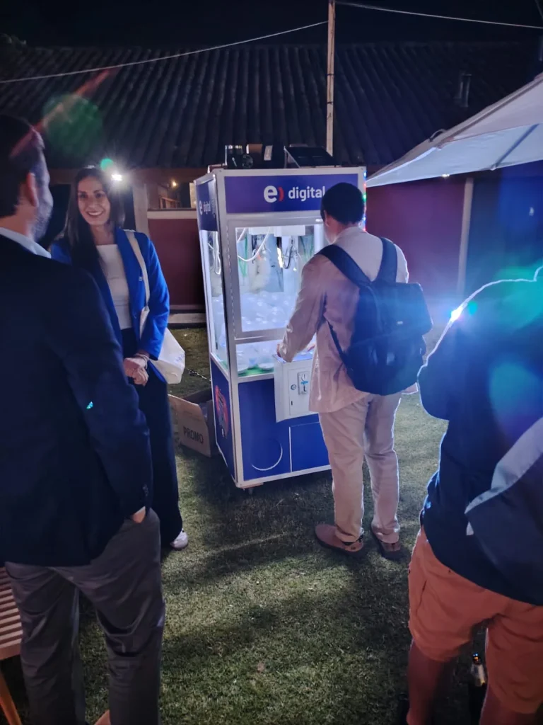 Peluchera Entel Digital iluminada durante un evento corporativo nocturno