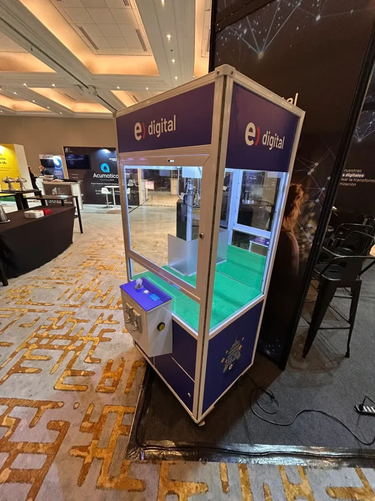 Peluchera personalizada de Entel Digital en una feria empresarial