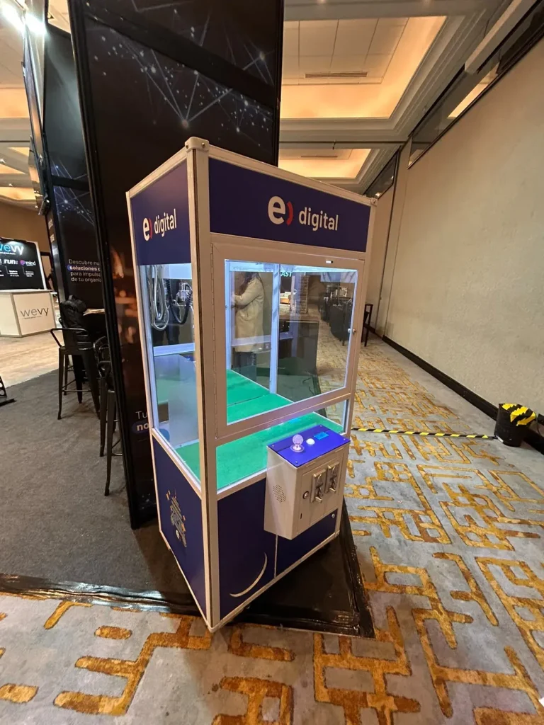 Peluchera Entel Digital ubicada en el pasillo de una expo empresarial