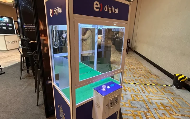 Peluchera Entel Digital ubicada en el pasillo de una expo empresarial