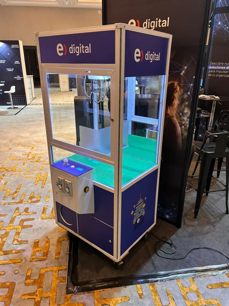 Vista en ángulo de la peluchera personalizada de Entel Digital