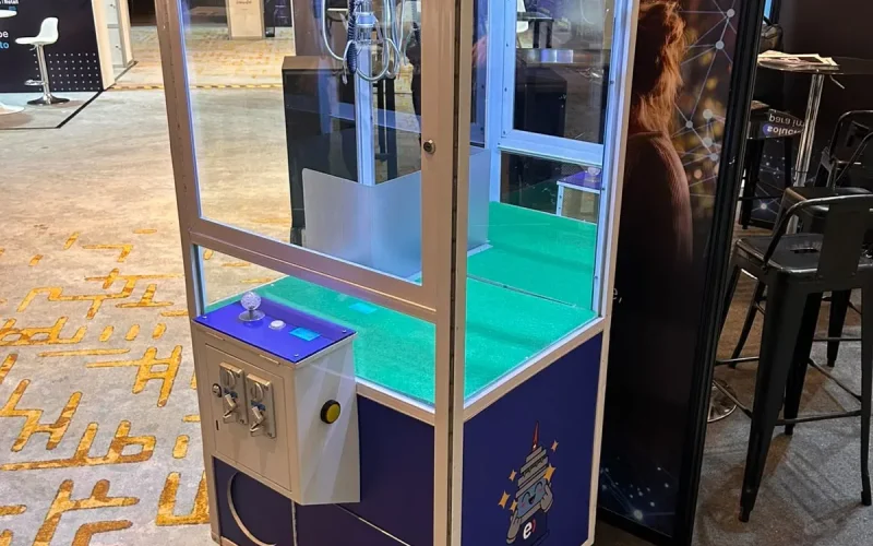 Vista en ángulo de la peluchera personalizada de Entel Digital