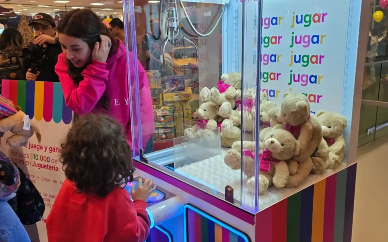 Maquina atrapa peluches con branding completo de Ripley y colores vibrantes