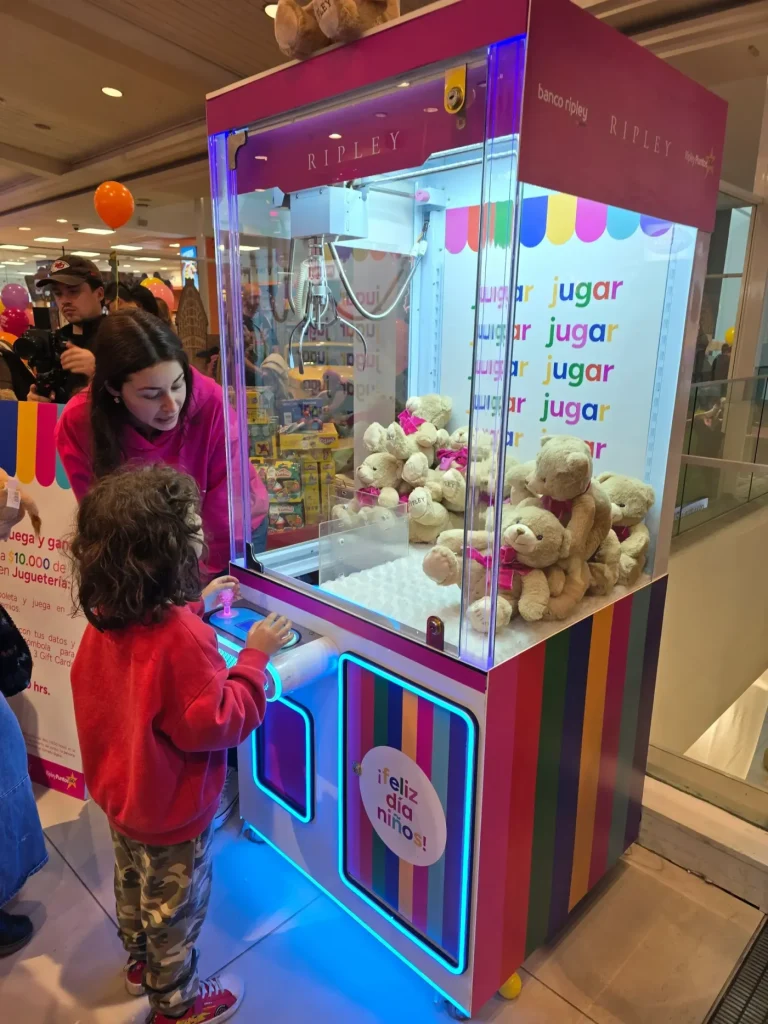 Instalacion de la peluchera interactiva Ripley en centro comercial para evento
