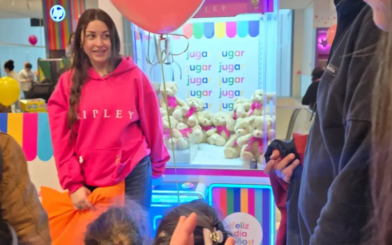 Clientes disfrutando de la peluchera interactiva de Ripley en evento corporativo