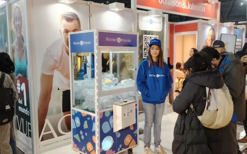 Máquina atrapa peluches personalizada Rotter & Krauss en stand de feria corporativa
