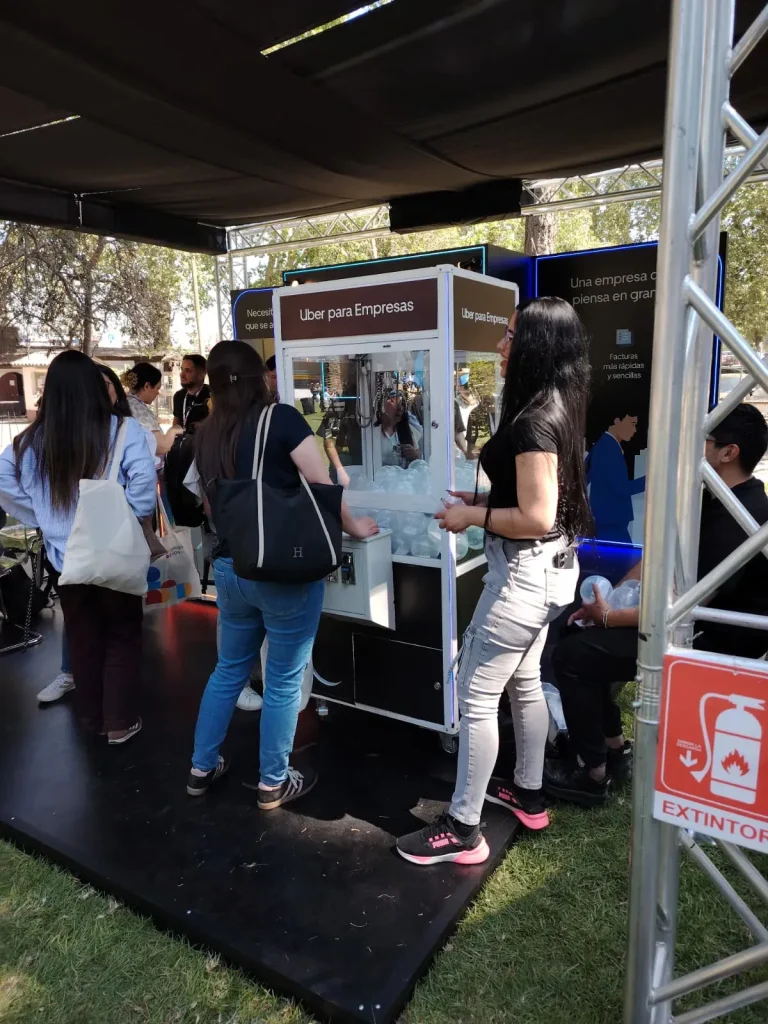 Peluchera personalizada de Uber para Empresas con asistentes jugando en una activación de marca