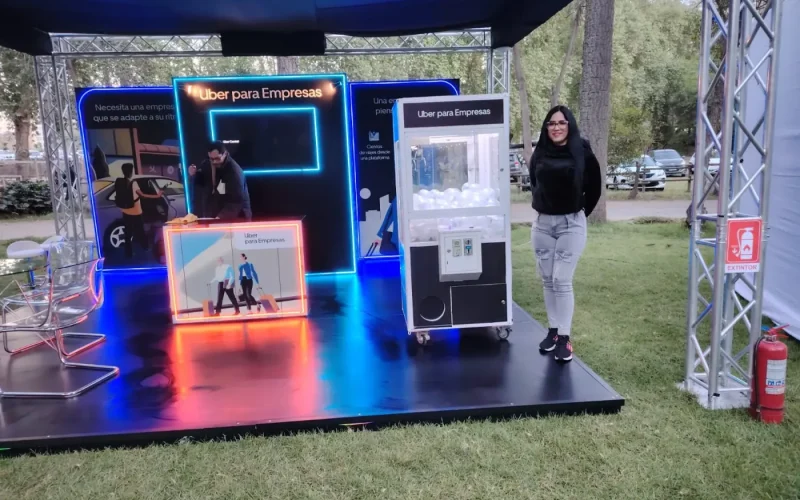 Stand de Uber para Empresas con peluchera personalizada y anfitriona recibiendo al público