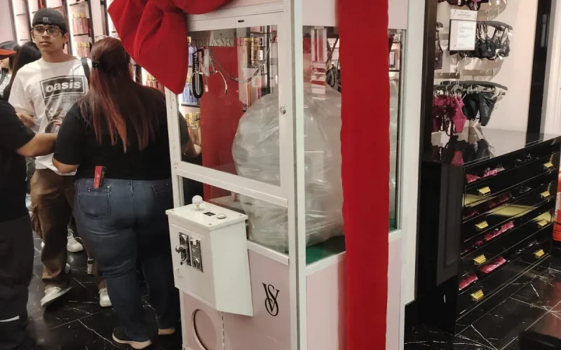 Peluchera personalizada Victoria's Secret decorada con un gran lazo rojo dentro de la tienda